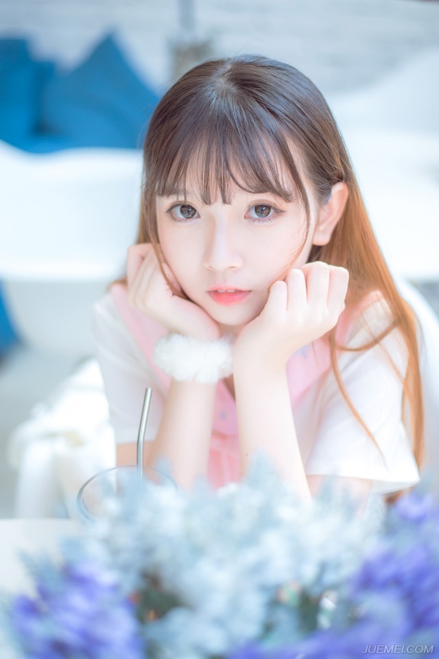 随着吕蒙一声喝令，周围的江东将士不再围杀陈到，而是开始将陈到附近的船只掀翻，一旦落水，这头地上的蛟龙恐怕也只能成为落水的凤凰。